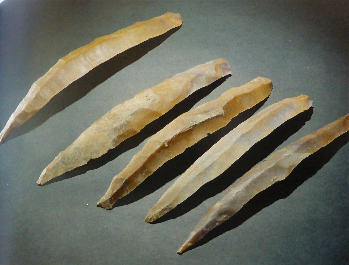 02 Lames néolithiques découvertes à La Creusette Musée du Grand Pressigny photo PMD mars 2019