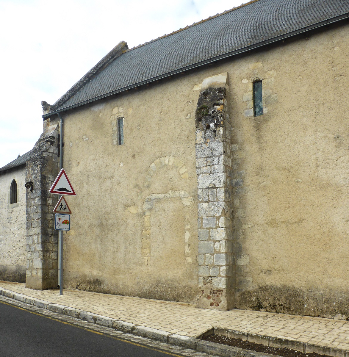 08 Église Saint Martin ancienne porte murée photo PmD avril 2025