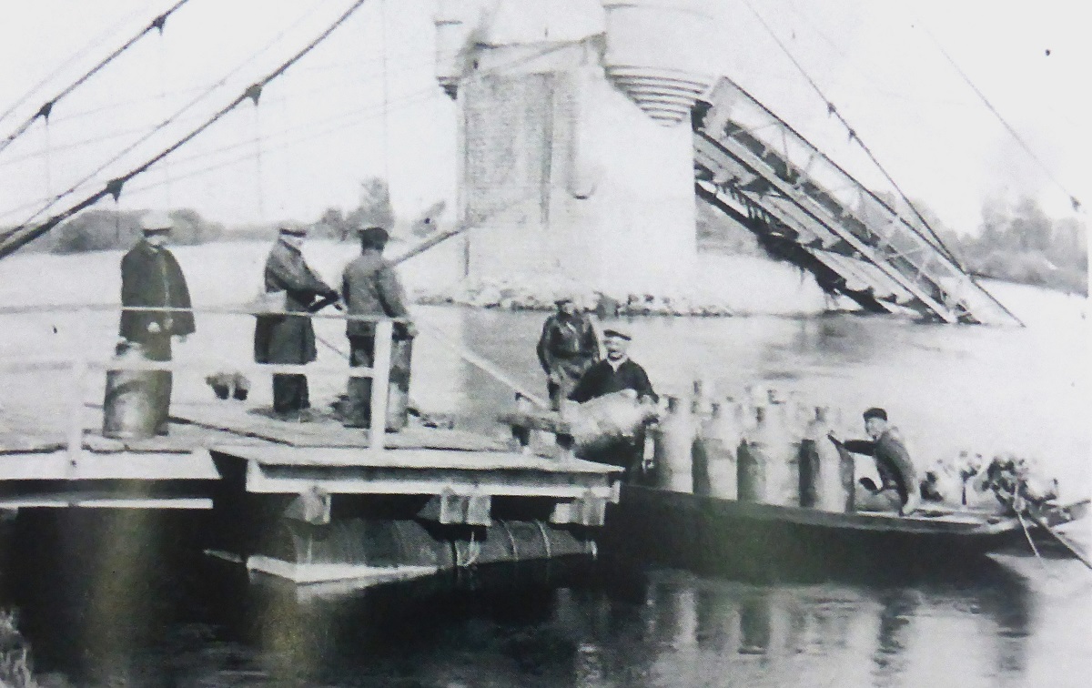 11 Le pont et le bac en 1941 col privée