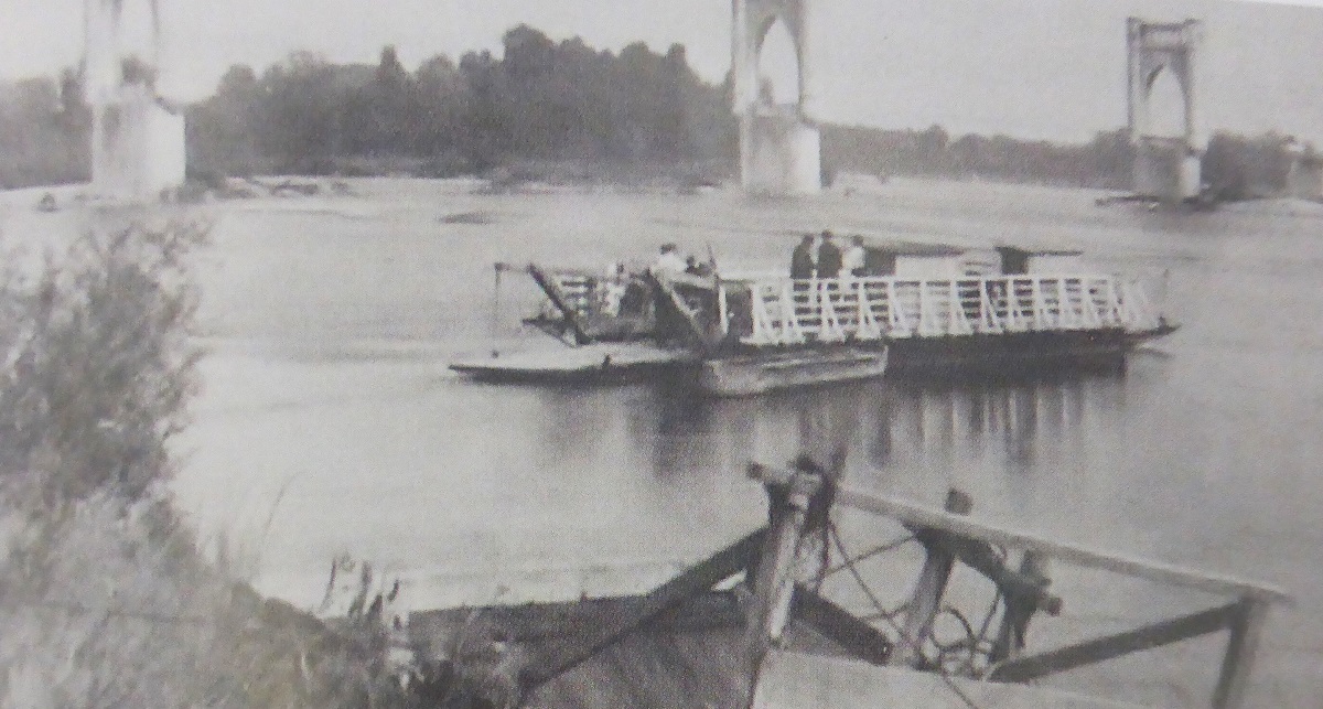 13 Le pont et le bac en 1949 collection privée