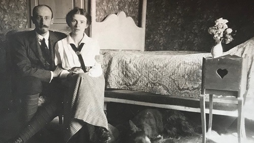 03 Élisabeth Lecoy et René Benjamin dans la chambre de Balzac mai 1915 Fonds familial privé