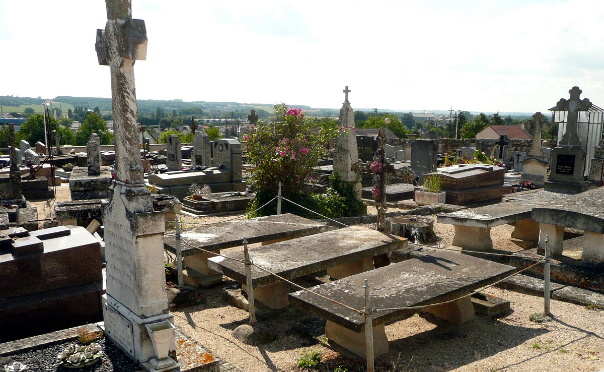 04b Cimetière les 3 tombes de la famille Boilesve photo PmD juillet 2010