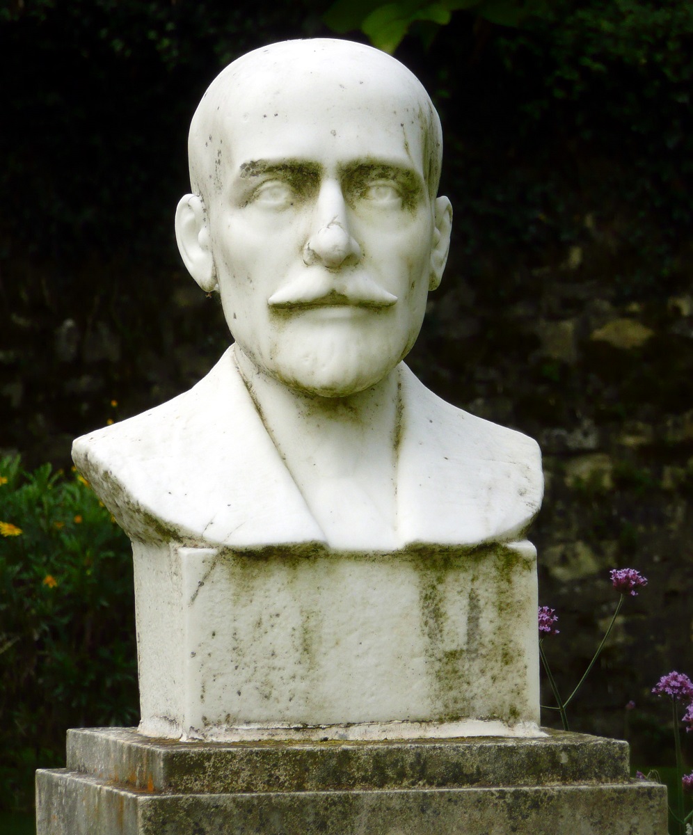 11 Statue de René Boylesve dans le Jardin René Boylesve photo PmD juillet 2010