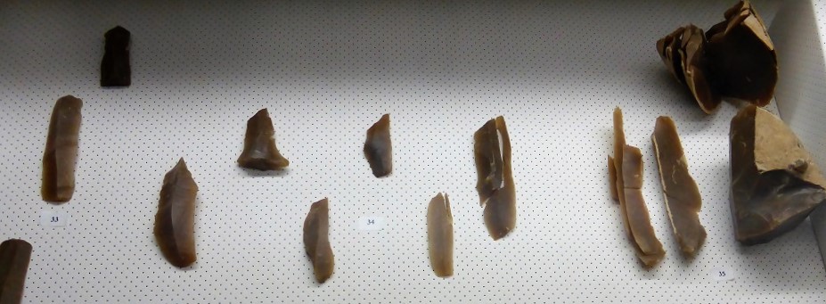 00 Outils paléolithiques provenant de Benagu au Musée du G. P. photo PmD mars 2019