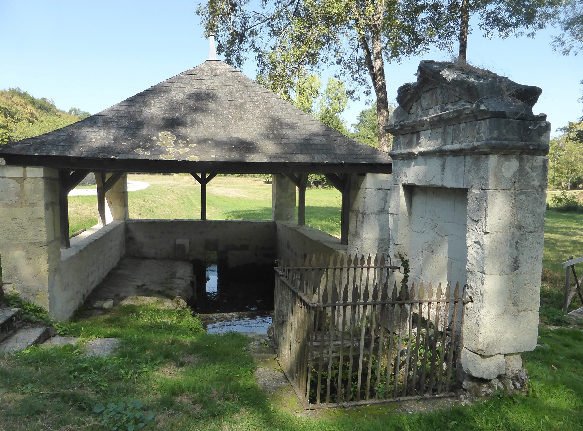 34 Fontaine et lavoir de Montaigu photo PmD sept. 2019