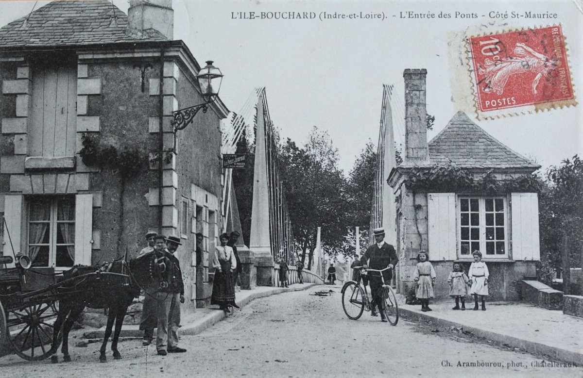 04 Entrée du pont suspendu Saint Maurice avec maison du gardien et bureau du péage cp