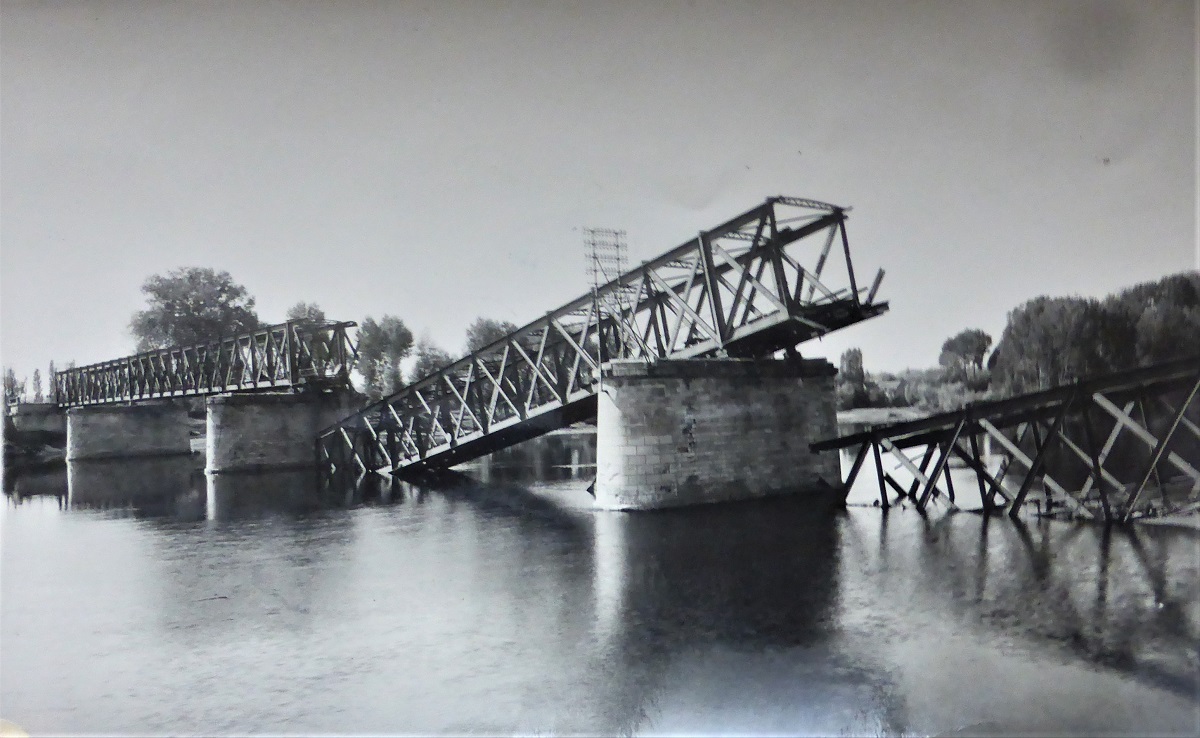 07 Pont ferroviaire de Chinon en 1944 photo M. Robineau