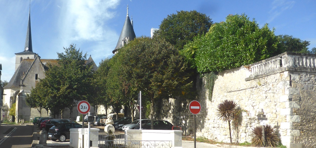 15 Église et château avec la Fontaine de Bacchus photo PmD sept. 2024