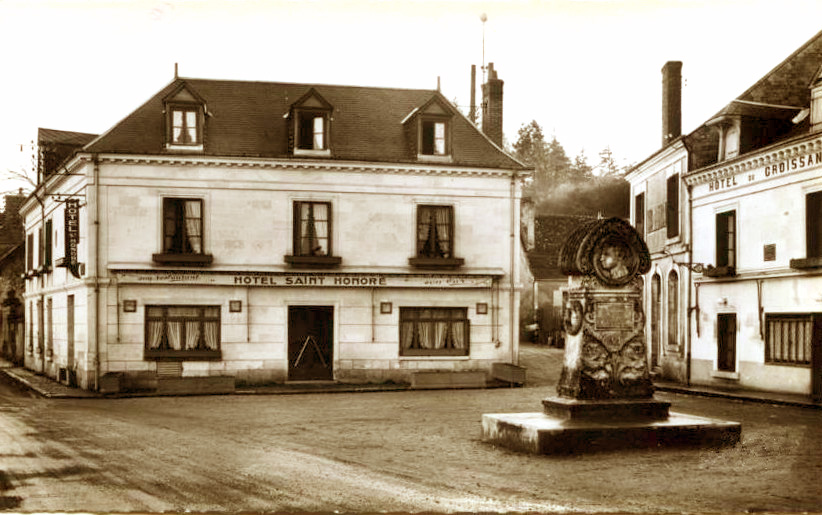 29 Monument de Paul Louis Courier cp