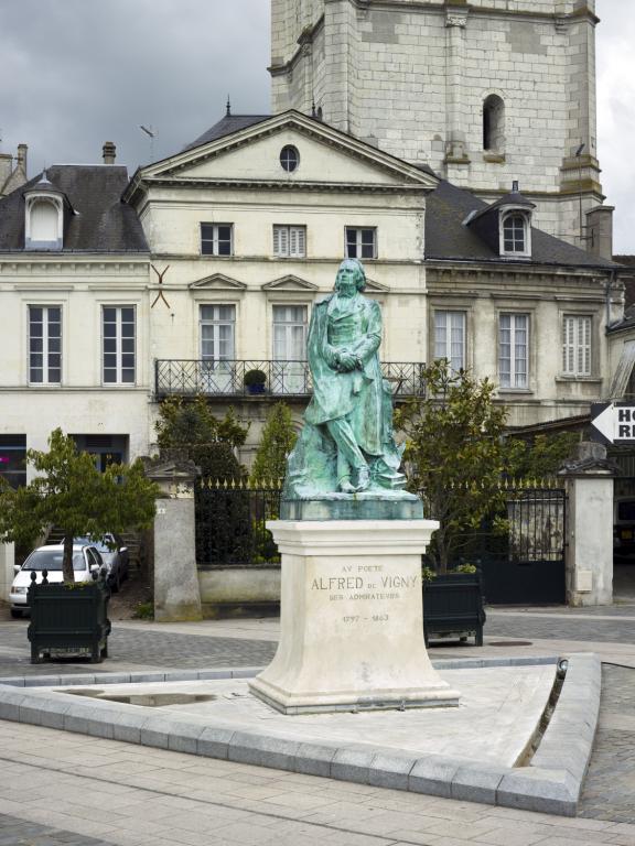 Statue de Vigny à Loches par François Sicard source wikipedia