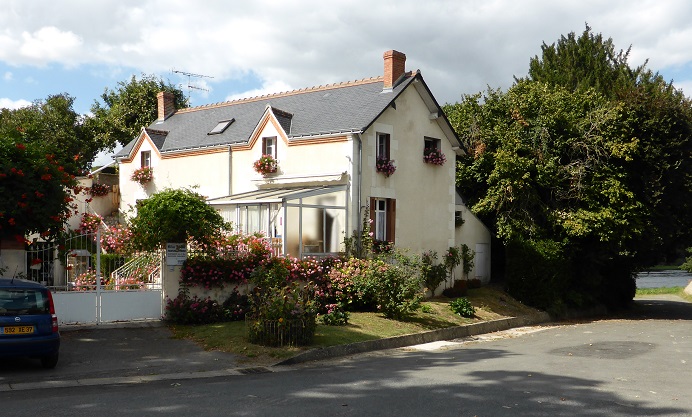 08 Maison construite sur le château photo PMD sept. 2013