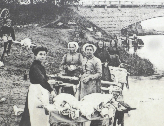03 Lavandières au niveau du pont de Chandon dans les années 1900 cp